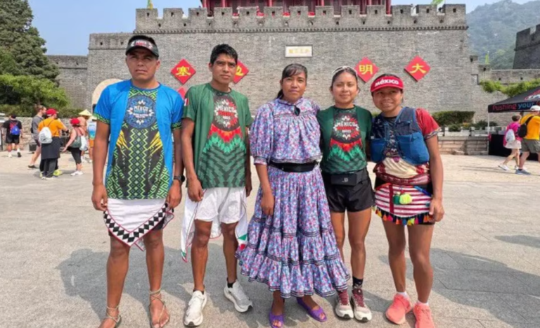 Atletas indígenas mexicanos conquistan el Maratón de la Muralla China con cinco medallas